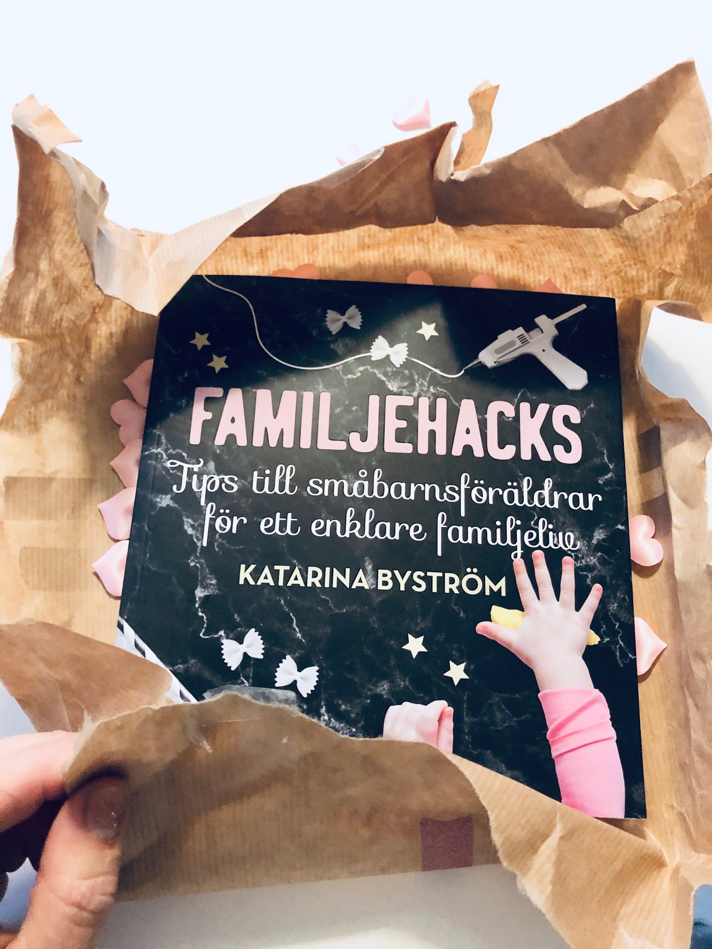 Bok: FAMILJEHACKS – tips till småbarnsföräldrar för ett enklare familjeliv (tryckt, skickas med post)